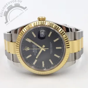 Tarjolle erittäin tyylikäs teräs/kulta Datejust 41. Selkeälukuisella mustalla taululla jossa päivyri sekä upeat kultaiset osoittimet ja indeksit. Teräksinen kuori jossa kultainen fluted kehä sekä kultainen vetonuppi. Kokonaisuuden kruunaa laadukas teräs/kulta ranneke jossa keskipalat kultaa ja sivut harjattua terästä. Koneistona toimii Rolex 3235 -automaatti jossa 70h käyntivara. Full set, kellon takuukortti on päivätty kotimaisen jälleenmyyjän toimesta 7/2019. Lisäksi kello on RSC-huollettu 7/2025. Uuden ovh. 17 200e.