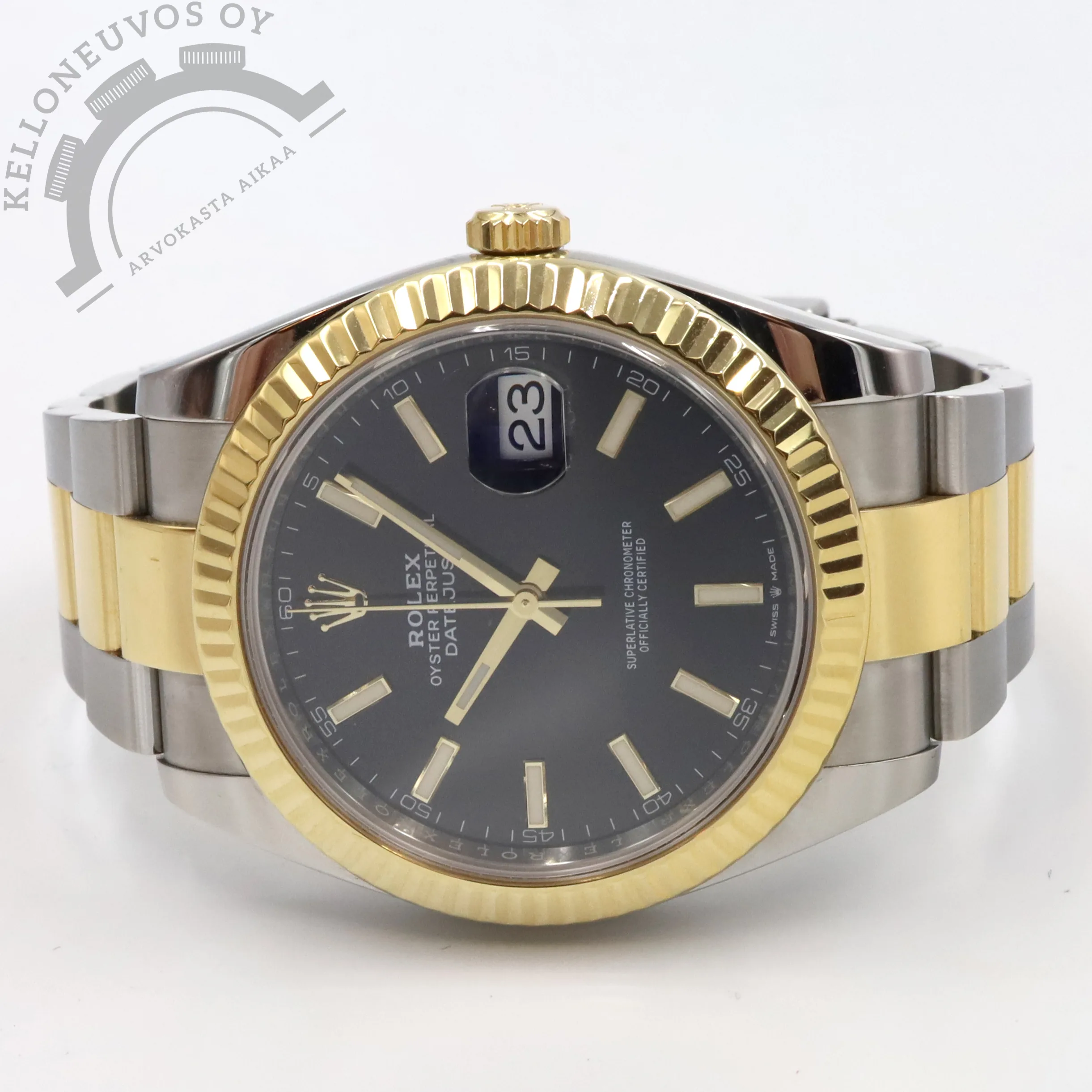 Rolex Datejust 41 Oystersteel and Yellow gold 1 Tarjolle erittäin tyylikäs teräs/kulta Datejust 41. Selkeälukuisella mustalla taululla jossa päivyri sekä upeat kultaiset osoittimet ja indeksit. Teräksinen kuori jossa kultainen fluted kehä sekä kultainen vetonuppi. Kokonaisuuden kruunaa laadukas teräs/kulta ranneke jossa keskipalat kultaa ja sivut harjattua terästä. Koneistona toimii Rolex 3235 -automaatti jossa 70h käyntivara. Full set, kellon takuukortti on päivätty kotimaisen jälleenmyyjän toimesta 7/2019. Lisäksi kello on RSC-huollettu 7/2025. Uuden ovh. 17 200e.