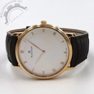 Etusivu 5 Tarjolle tajuttoman tyylikäs vaaleatauluinen ja täyttä 18K ruusukultaa oleva Blancpain Villeret. Upea vaalea taulu kultaisilla osoittimilla sekä niinikään kultaisilla roomalaisilla indekseillä. Ohut, vain 8,8mm paksu ja 40mm halkaisijaltaan oleva 18 karaatin ruusukulta kuori yhdistettynä laadukkaaseen ruskeaan nahkarannekkeeseen jonka solki niinikään 18K ruusukultaa. Umpinaisen 18K ruusukultaa olevan takakannen alla tikkaa Blancpain 1153 -automaattikaliiperi kunnioitettavalla 100h käyntivaralla. Kelloa seuraa molemmat laatikot, alkuperäinen ostokuitti sekä takuukortti. Kellon takuukortti on päivätty 2/2011. Kellon hinta uutena ollut 12 850 Sveitsin frangia eli reippaat 13 000e ja mallin uusinta painoksen hinta nykyään 22 000e. Tästä nyt erittäin sopivasti hintaan joka kestää taatusti vertailun kaikilla mitta-asteikoilla.