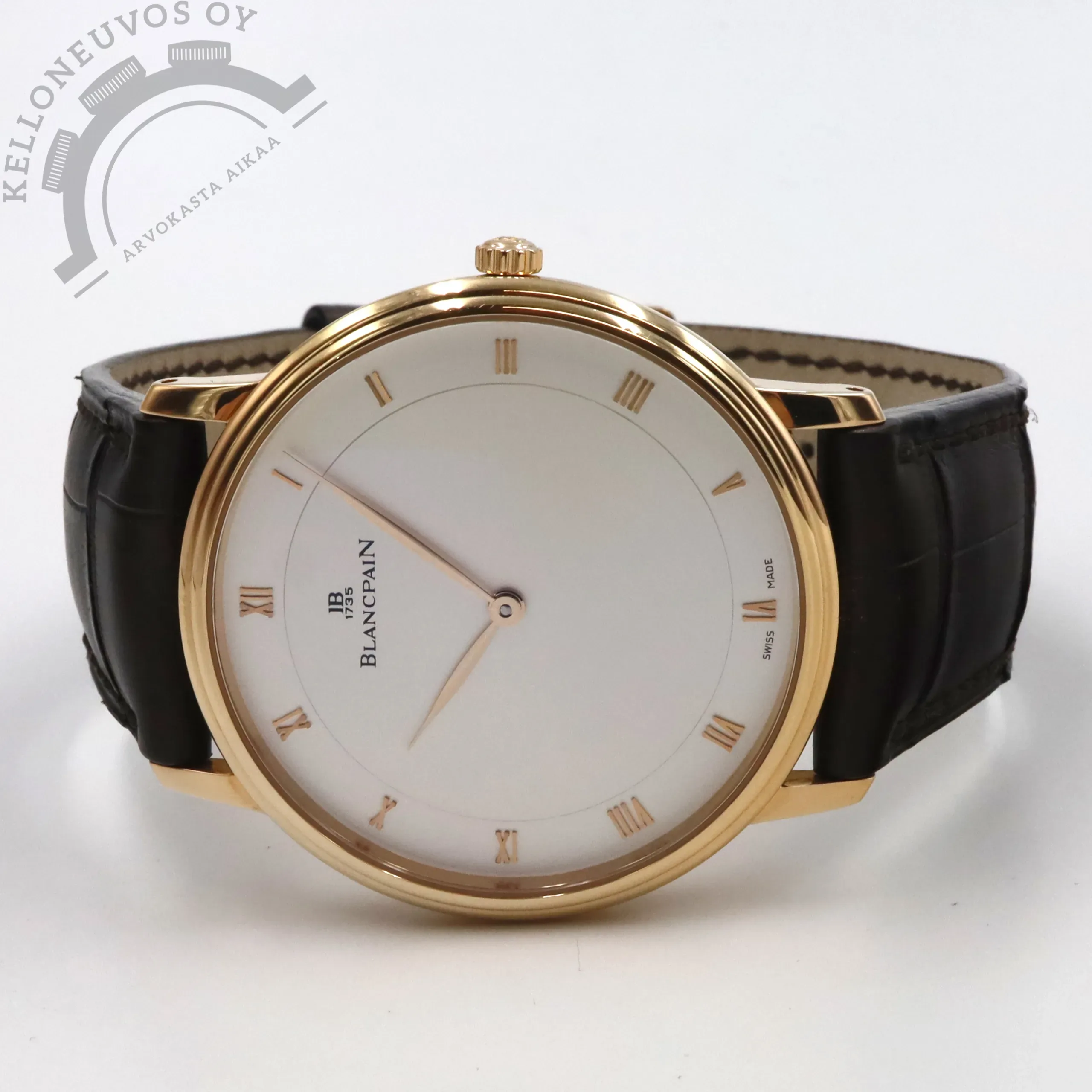 Blancpain Villeret Ultra Slim 18K Rose Gold 1 Tarjolle tajuttoman tyylikäs vaaleatauluinen ja täyttä 18K ruusukultaa oleva Blancpain Villeret. Upea vaalea taulu kultaisilla osoittimilla sekä niinikään kultaisilla roomalaisilla indekseillä. Ohut, vain 8,8mm paksu ja 40mm halkaisijaltaan oleva 18 karaatin ruusukulta kuori yhdistettynä laadukkaaseen ruskeaan nahkarannekkeeseen jonka solki niinikään 18K ruusukultaa. Umpinaisen 18K ruusukultaa olevan takakannen alla tikkaa Blancpain 1153 -automaattikaliiperi kunnioitettavalla 100h käyntivaralla. Kelloa seuraa molemmat laatikot, alkuperäinen ostokuitti sekä takuukortti. Kellon takuukortti on päivätty 2/2011. Kellon hinta uutena ollut 12 850 Sveitsin frangia eli reippaat 13 000e ja mallin uusinta painoksen hinta nykyään 22 000e. Tästä nyt erittäin sopivasti hintaan joka kestää taatusti vertailun kaikilla mitta-asteikoilla.