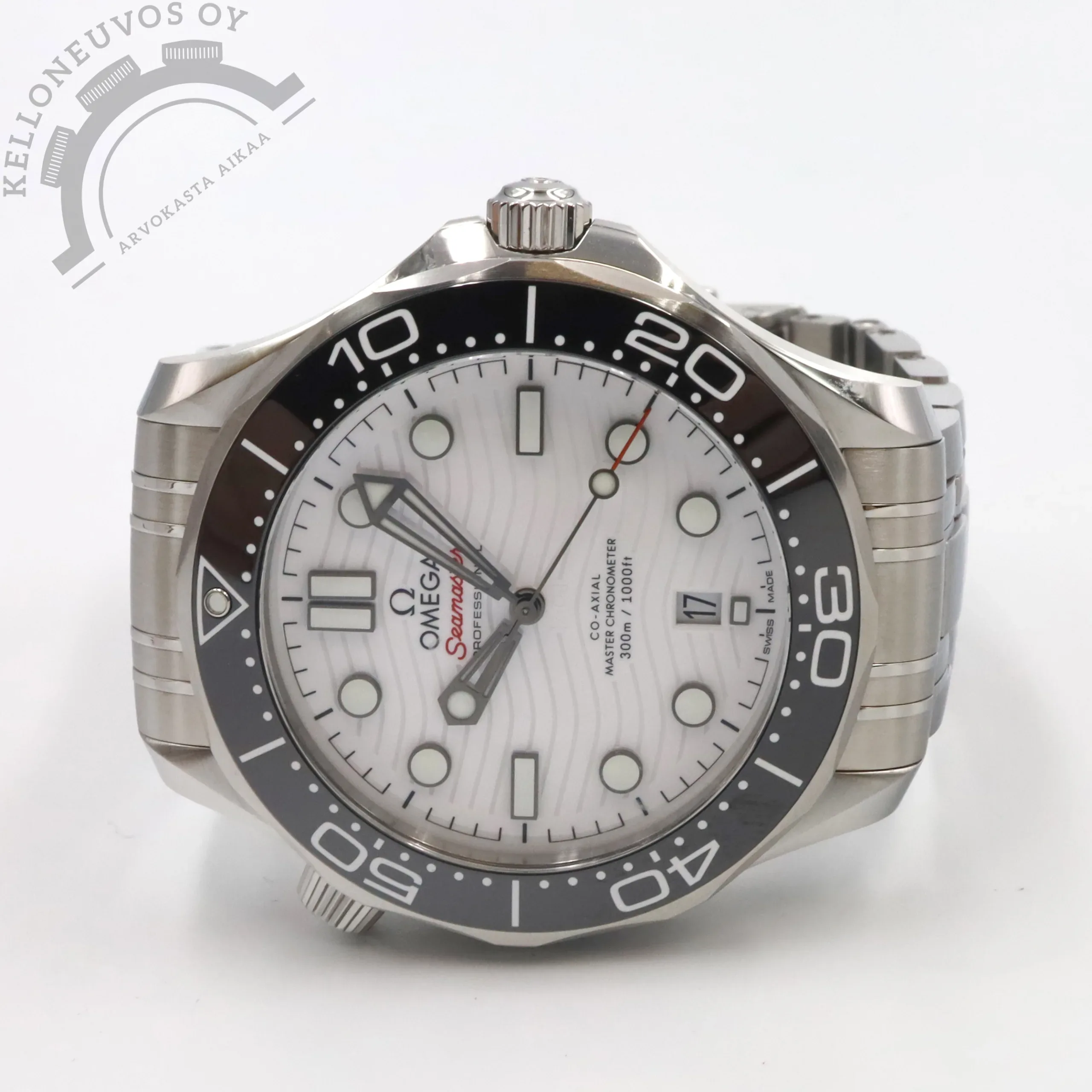 Omega Seamaster Professional Diver 300M Co-Axial Master Chronometer 42MM 1 Tarjolle huippukunnossa oleva, erittäin näyttävä Seamaster. Todella upealla valkoisella aaltotaululla jossa päivyri sekä loistavan lumen omaavat osoittimet ja indeksit. Teräksinen kuori mustalla keraamisella kehällä varustettuna. Kokonaisuuden kruuna laadukas teräsranne jossa pikasäädettävä claspi helpottamaan kellon arkikäytössä. Koneistona toimii tarkkakäyntinen Omegan METAS -sertifioitu 8800 -automaatti jossa 55h käyntivara. Full set, kellon takuukortti on päivätty 11/2024. Kyseisen mallin suositushinta uutena 6800e.