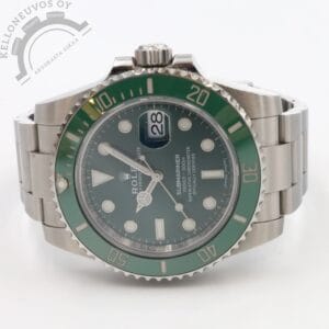 Etusivu 3 Tarjolle haluttu ja jo valmistuksesta poistunut Rolex Submariner Date "Hulk". Erittäin upealla vihreällä taululla jossa päivyri luupilla. Teräksinen kuori vihreällä keraamisella kehällä varustettuna. Kokonaisuuden kruunaa laadukas oyster-teräsranneke jossa käyttömukavuutta helpottava pikasäädettävä claspi. Koneistona toimii varmatoiminen ja loistavin käyntiarvoin tikkaava Rolex 3135 -automaatti. Täydellinen Suomi Full set alkuperäistä ostokuittia myöden. Kellon takuukortti on päivätty kotimaisen jälleenmyyjän toimesta 6/2020. Kyseessä siis aivan tuotannon viimeisen pään yksilöitä mallin poistuessa 9/2020. Kellossa tavanomaista käytöstä tullutta kulumaa.