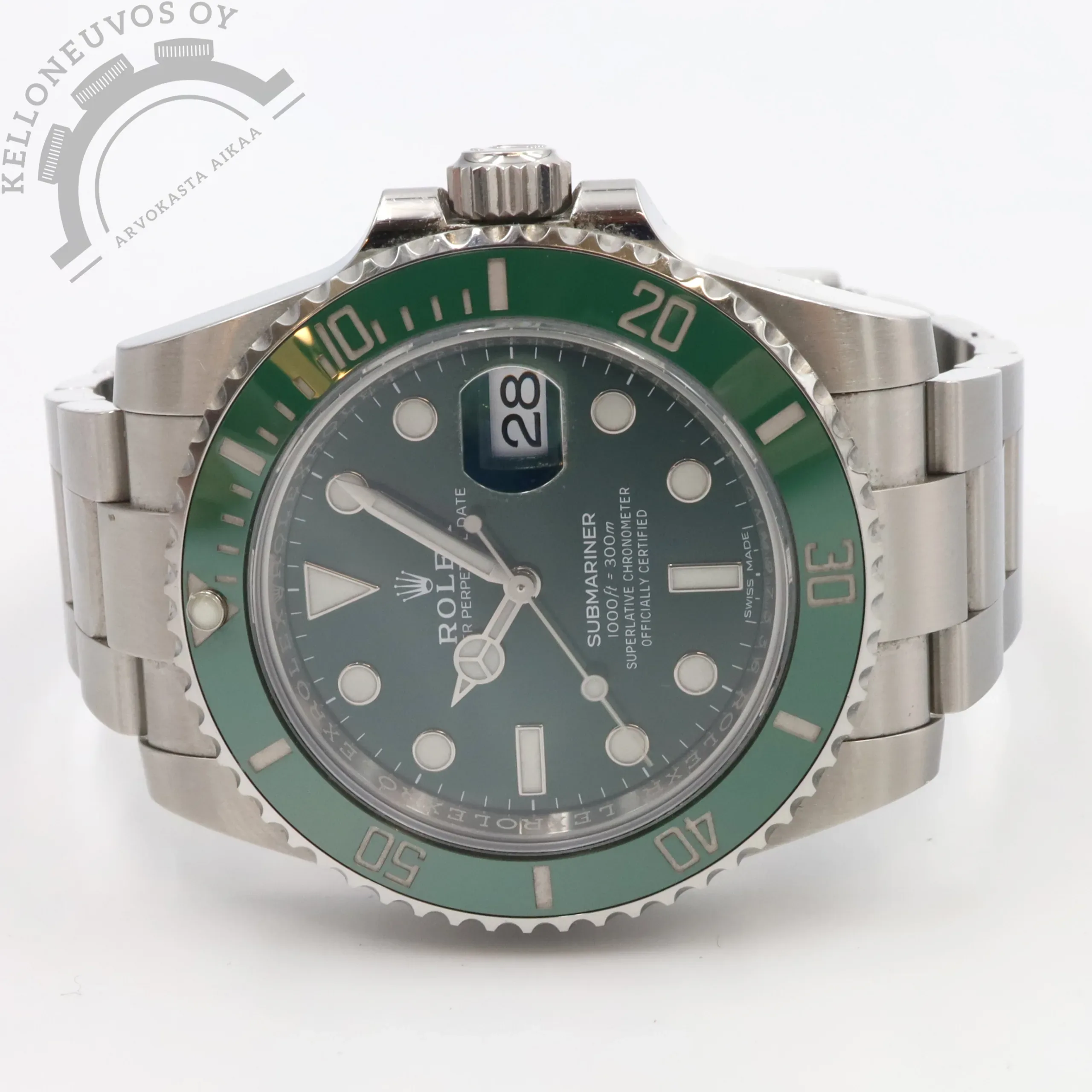 Tarjolle haluttu ja jo valmistuksesta poistunut Rolex Submariner Date "Hulk". Erittäin upealla vihreällä taululla jossa päivyri luupilla. Teräksinen kuori vihreällä keraamisella kehällä varustettuna. Kokonaisuuden kruunaa laadukas oyster-teräsranneke jossa käyttömukavuutta helpottava pikasäädettävä claspi. Koneistona toimii varmatoiminen ja loistavin käyntiarvoin tikkaava Rolex 3135 -automaatti. Täydellinen Suomi Full set alkuperäistä ostokuittia myöden. Kellon takuukortti on päivätty kotimaisen jälleenmyyjän toimesta 6/2020. Kyseessä siis aivan tuotannon viimeisen pään yksilöitä mallin poistuessa 9/2020. Kellossa tavanomaista käytöstä tullutta kulumaa.